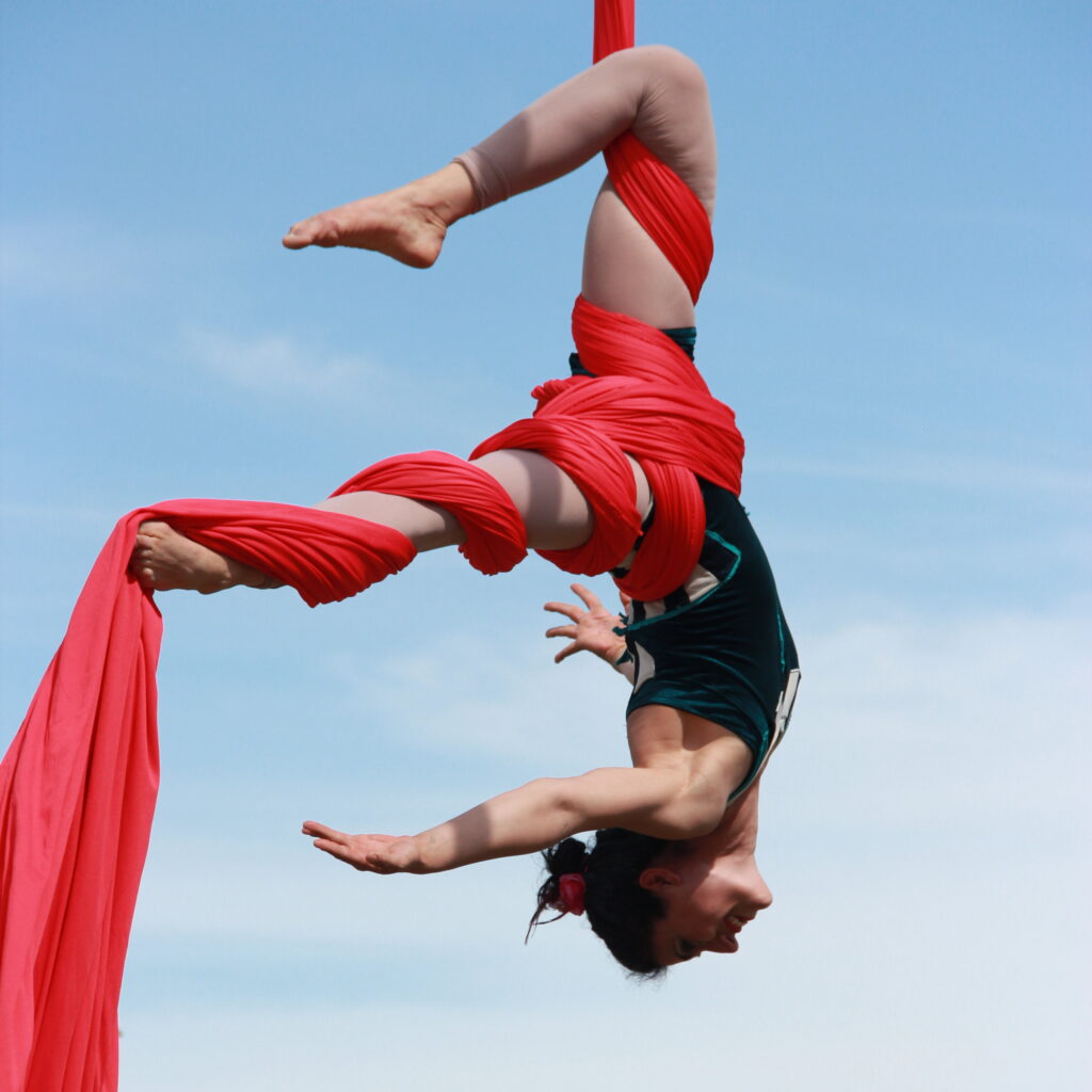 מופע קרקס על מנוף